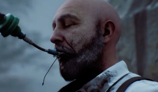 Primer plano de un hombre calvo con barba en Silent Hill: Townfall