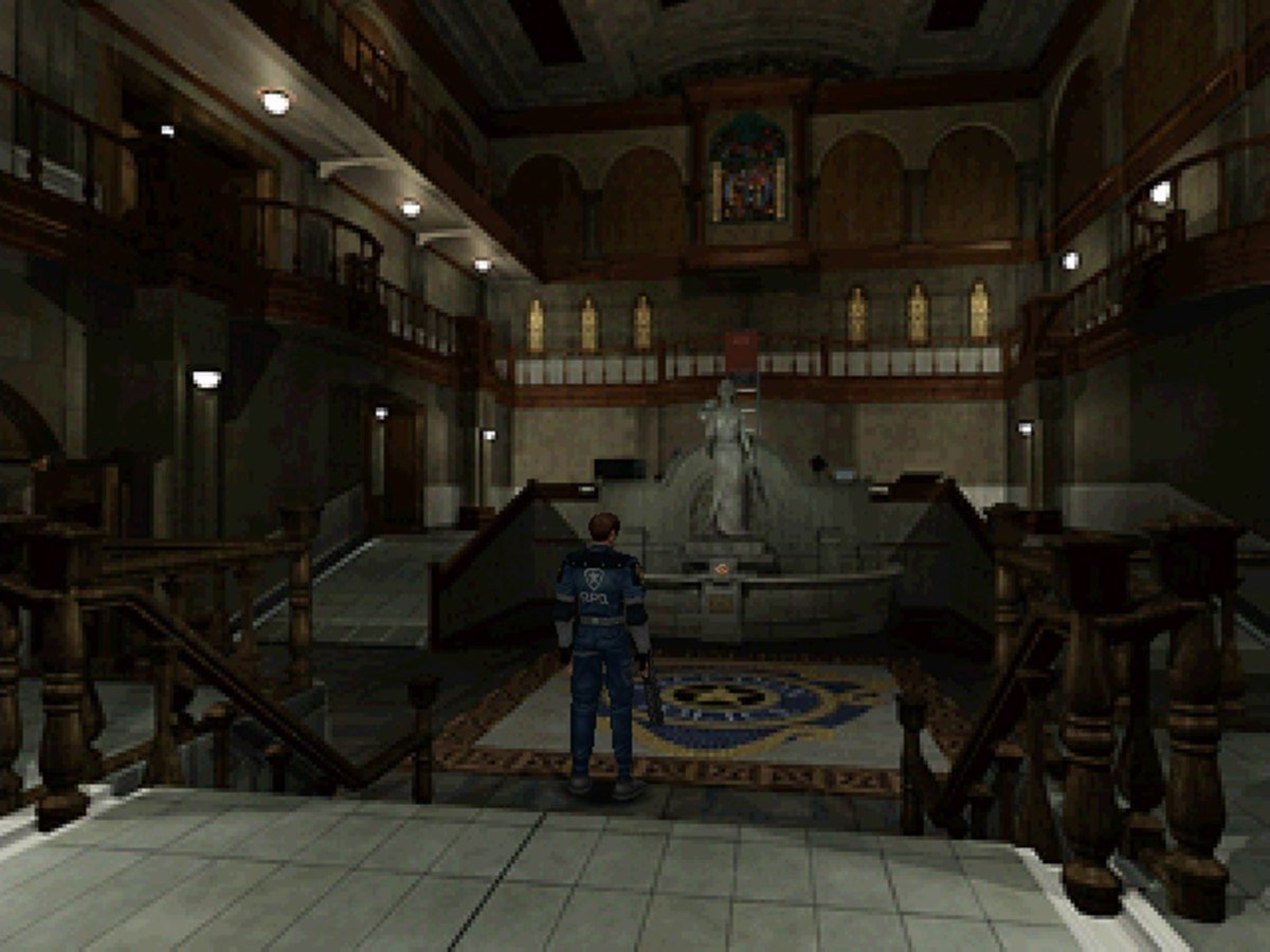Leon S. Kennedy en el vestíbulo de la comisaría de Raccoon City en Resident Evil 2